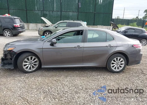 2019 Toyota Camry Le z USA, uszkodzony, nr VIN 4T1B11HKXKU260141